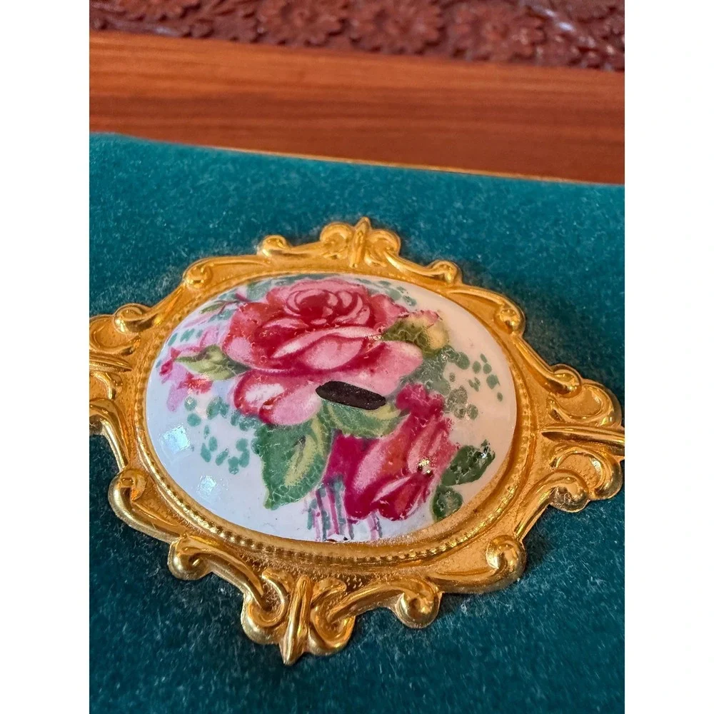 Vintage Japan Velvet Jewelry Box - Music Box with Gold‎ Ormolu & Rose Lid